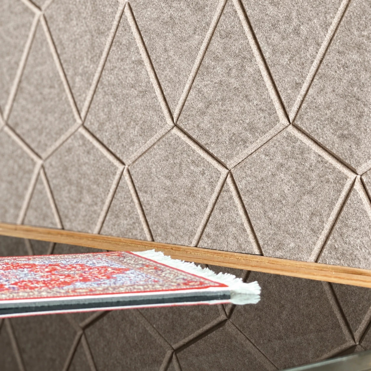 Detail van Stick Kite in Light Beige – zelfklevende akoestische vliegervormen van PET-vilt