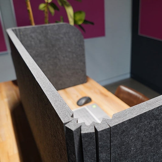 Acoustic table screen Desky in dark grey PET felt from the corner